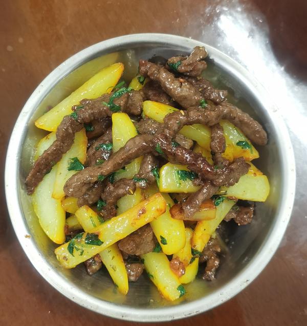 嫩滑多汁一口就上癮的牛排土豆煎鍋?zhàn)龇ń颐? class=
